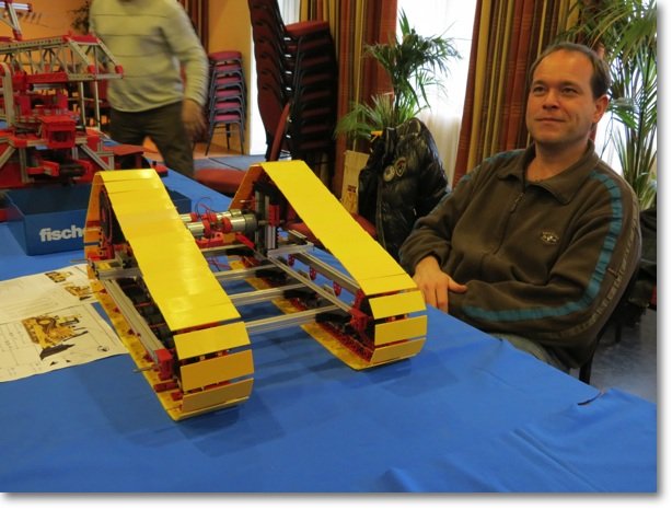 Arjen-Neijsen-01-Poeldijk-2013 - Arjen Neijsen - het begin van een Caterpillar grondbewerker